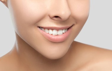 Tooth Bonding vs Veneers: Choosing the Right Smile Solution